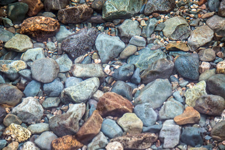 在水之下的石头照片