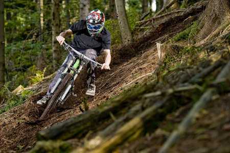 Mountainbiker 森林自行车下坡