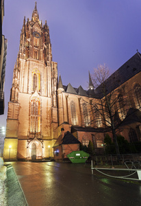 雨中的黄昏由法兰克福大教堂