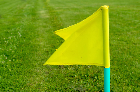 一个足球赛场的绿色草地上的黄色标志