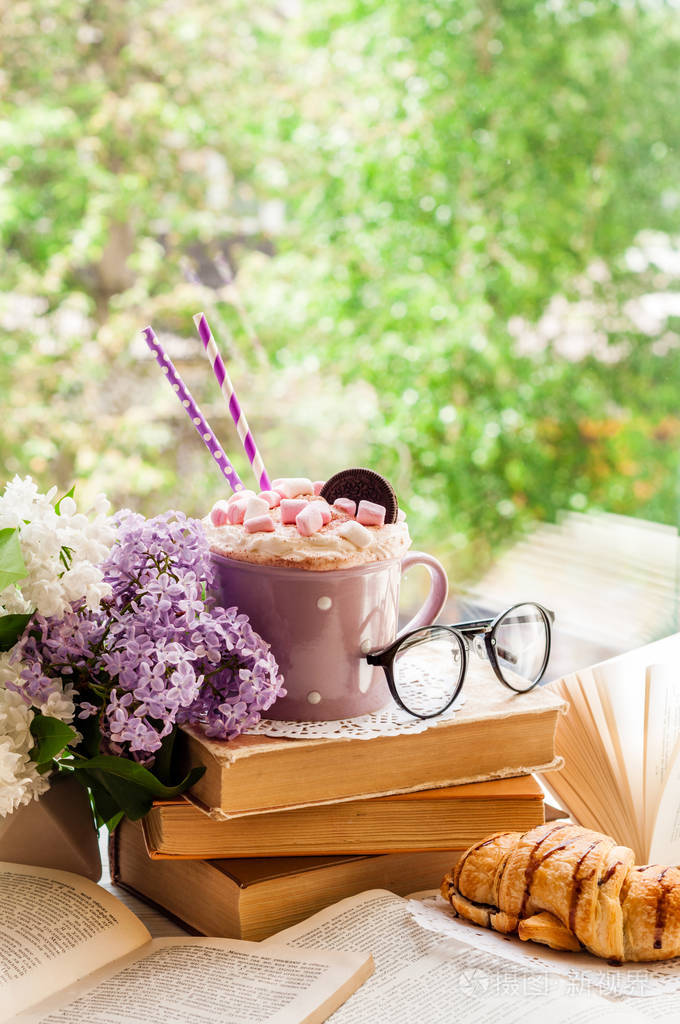 有棉花糖打开书和鲜花花束在窗台上的咖啡杯早餐阅读和教育