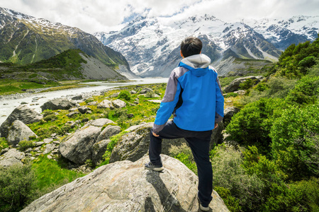 男人在山脉景观旅游