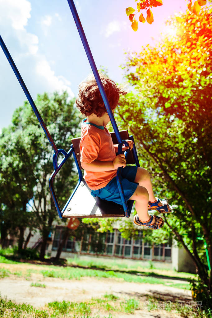 孩子很开心荡秋千