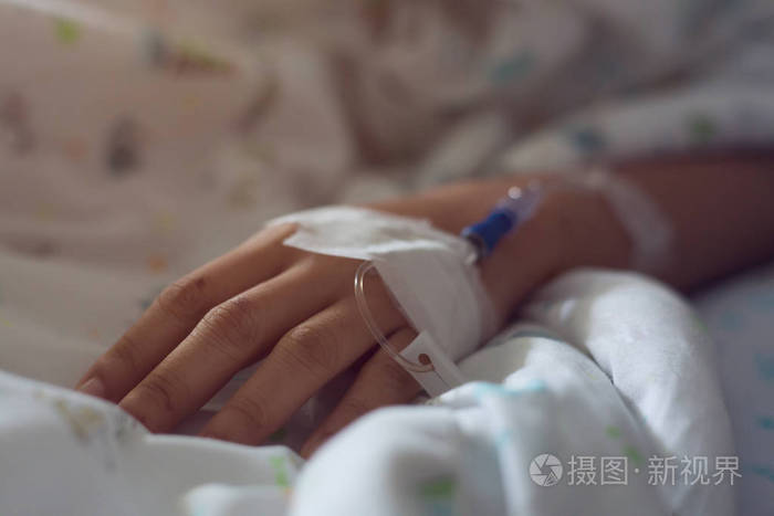 医用输液四滴生理盐水牵手病人
