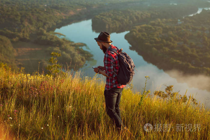与电话旅行背包客