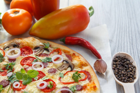 新鲜的自制比萨与西红柿 香肠 奶酪和蘑菇