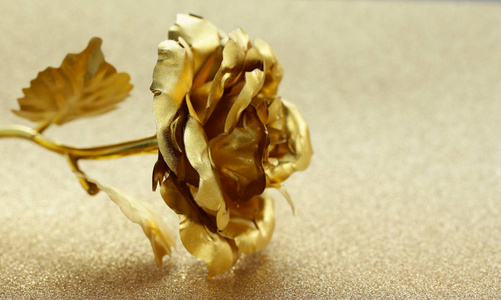 金色花 (玫瑰) 上闪闪发光的金色背景照片