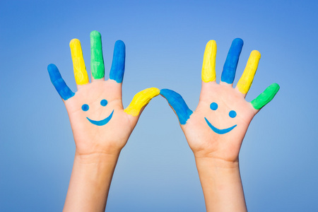 快乐的笑脸手照片