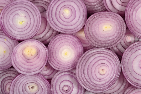 红洋葱切片背景照片