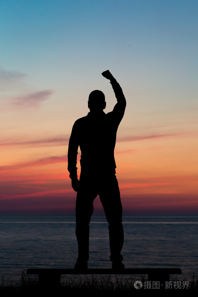 攥紧的拳头的男人