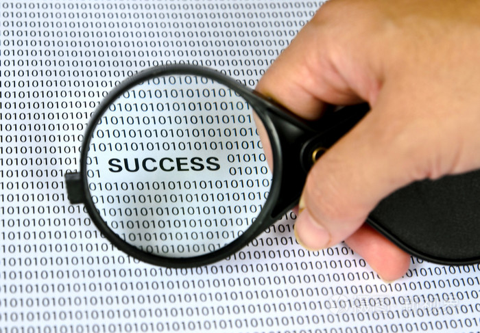 放大镜背景上有成功字