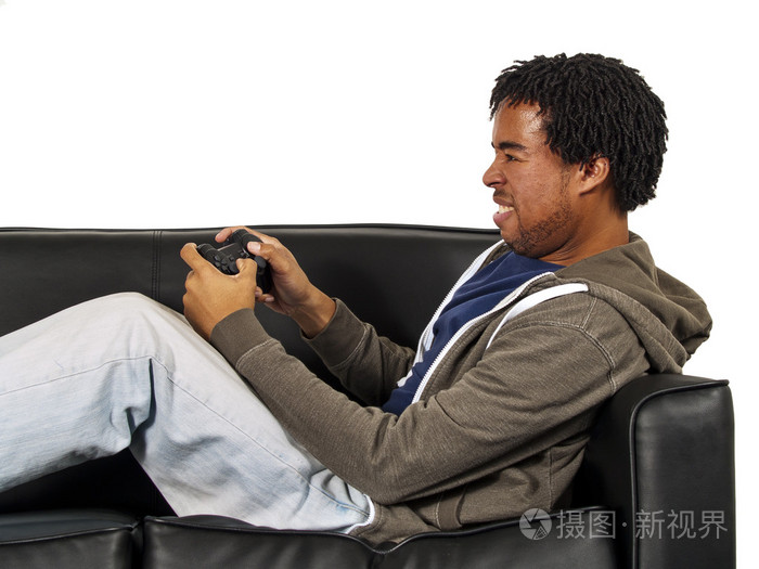 男人玩视频游戏