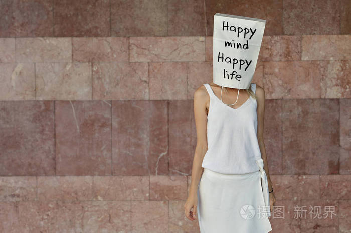 女人用纸包里埋头与幸福的心灵幸福生活上面写的励志名言 灵感的概念照片 正版商用图片0v5px8 摄图新视界