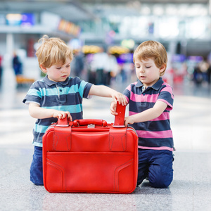 两个弟弟男孩去度假旅行在机场