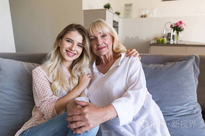 微笑的孙女和奶奶坐在一起