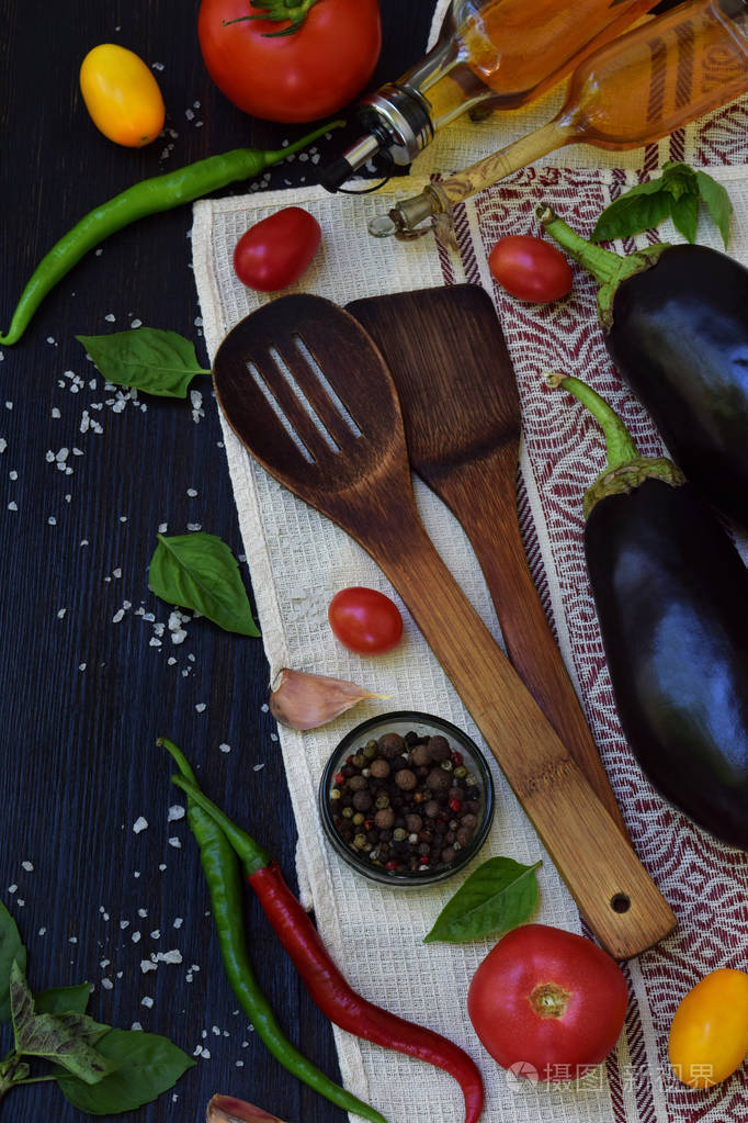 为健康烹饪的成分.蔬菜和香料上深色木制背景.