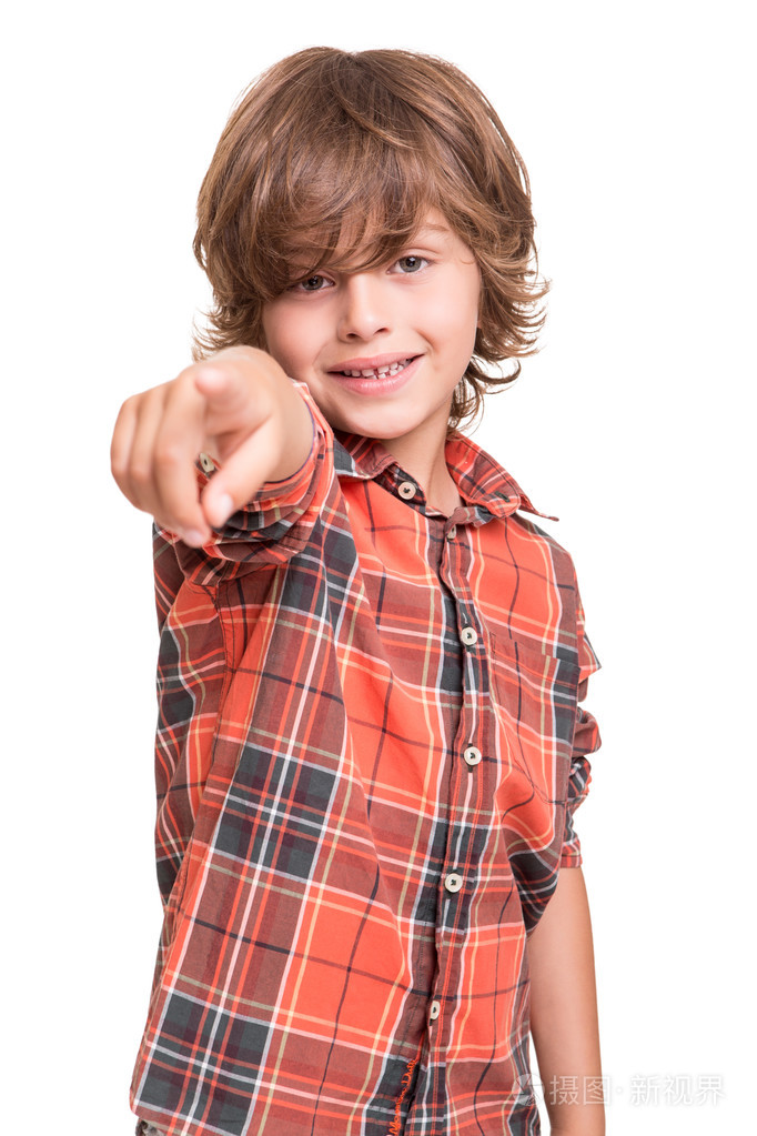 男孩指向前方