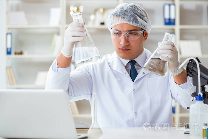 年轻的研究员科学家做水测试污染实验