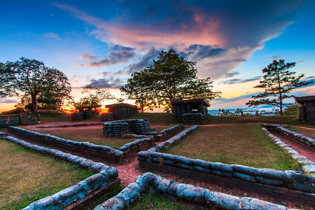 日落的战壕和碉堡照片