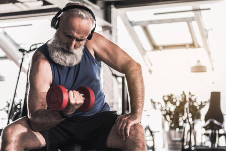 自信的退休老人花费的时间在健身房