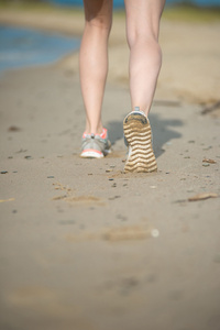 砂的脚印和腿靠拢