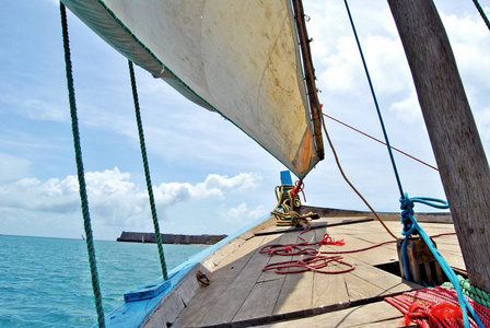 单桅帆船航行在莫桑比克岛图片