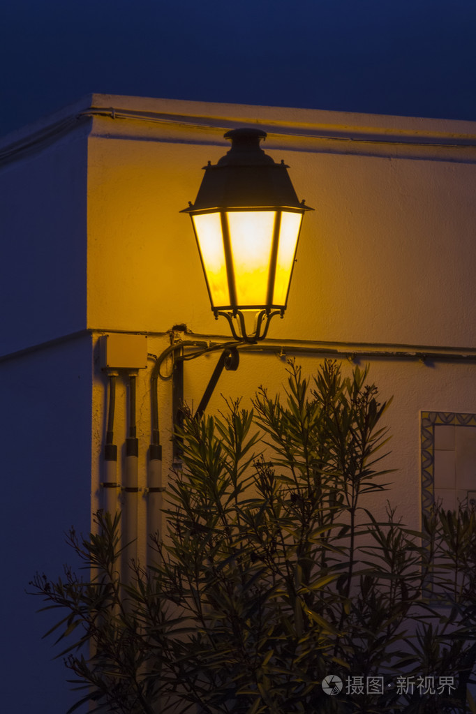传统的欧洲路灯杆点亮夜晚