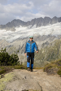 徒步旅行者徒步通过令人叹为观止的高山景观在山上