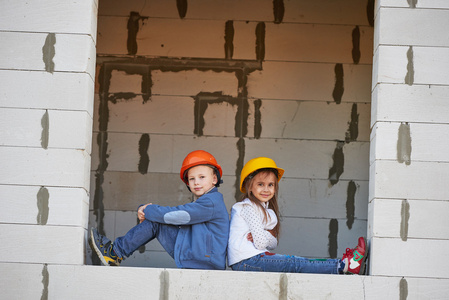 男孩和女孩在建筑工地上玩