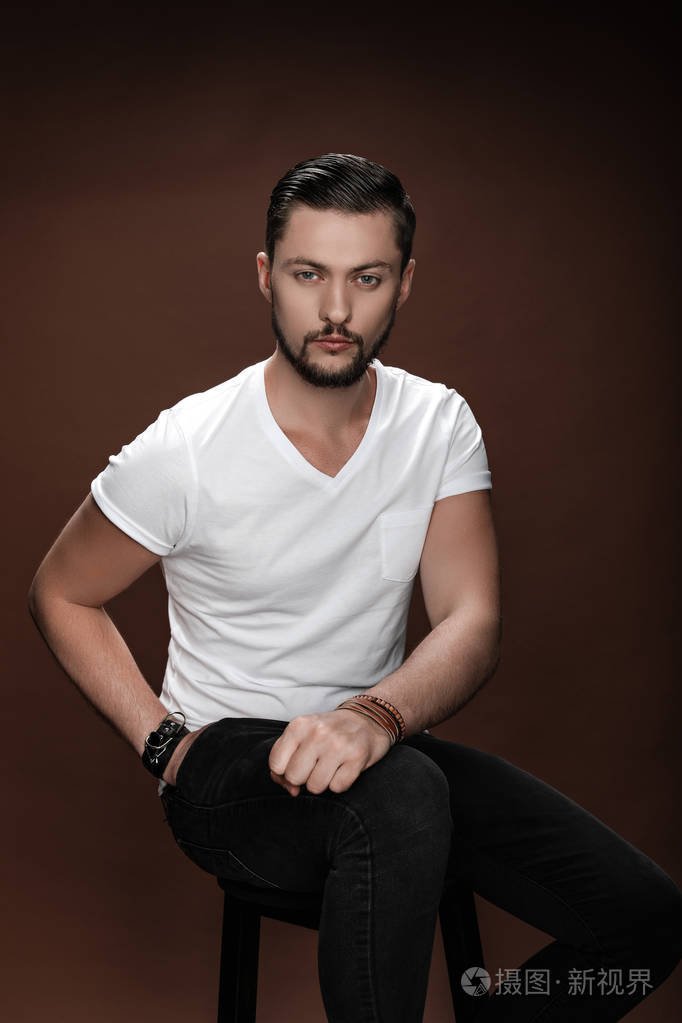 英俊的大胡子的男人