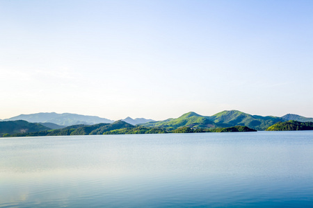 湖四面环山