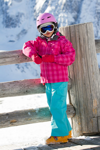 滑雪，刚出生的宝宝，冬天   年轻的滑雪冬季度假