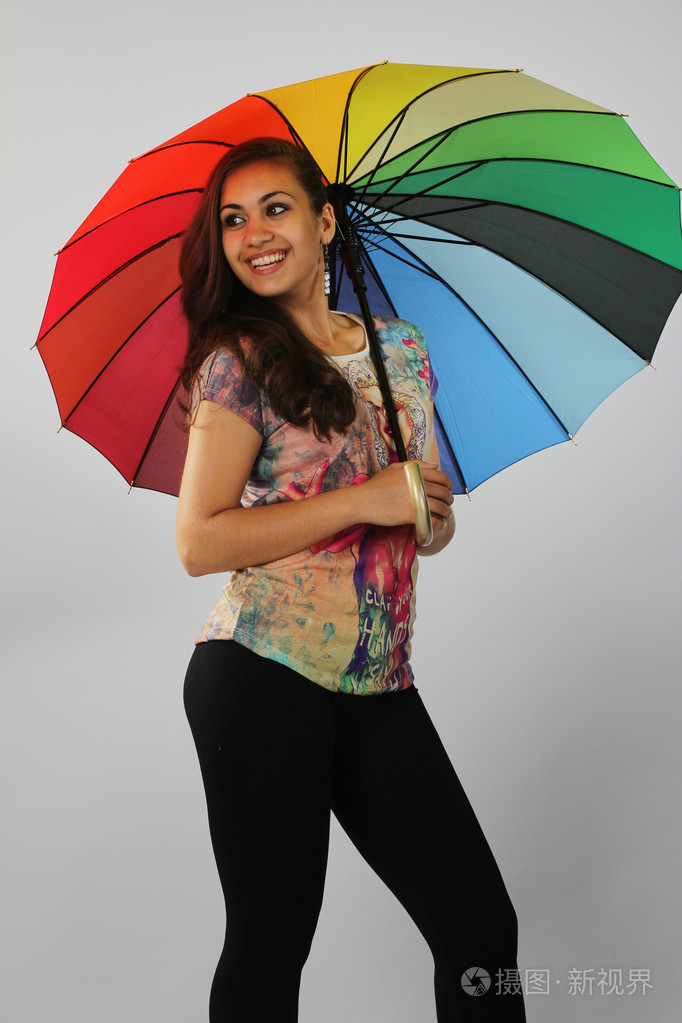 在遮阳伞下的黑皮肤姑娘