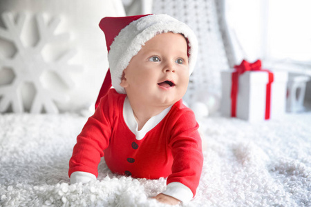 可爱的小婴孩在圣诞老人帽子在软的织品