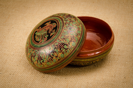 古代的木质骨灰盒图片