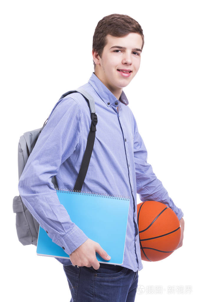 年轻的学生抱着篮球和教科书