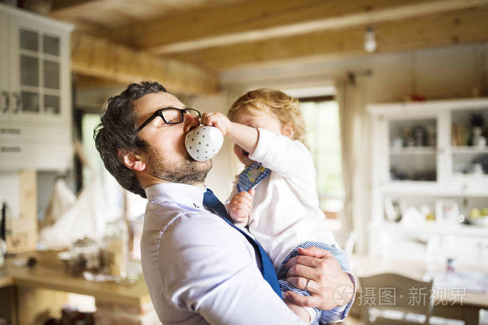 商人在怀里，抱着小儿子喝咖啡