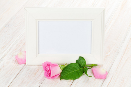 相框和粉色的玫瑰