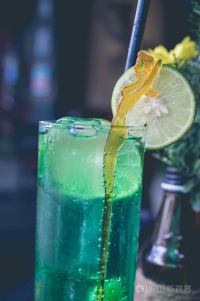 绿色清凉解渴的柠檬汁与石灰顶上的玻璃巴厘岛
