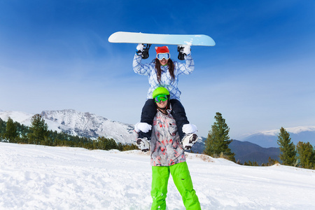 滑雪面罩控股女孩的男人