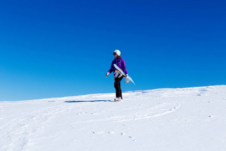 顶部的一座高山滑雪板的女孩