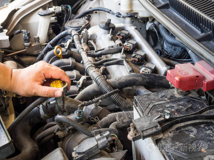 汽车机修工从事汽车维修服务汽车修理工手修理汽车的发动机
