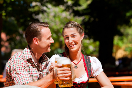 幸福的夫妇坐在啤酒花园
