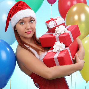 christmas.smiling 女人在圣诞老人的助手帽子与礼品盒