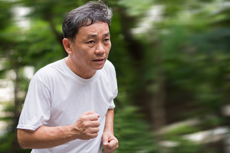 强大的健康的高级或中间岁男子跑步 慢跑