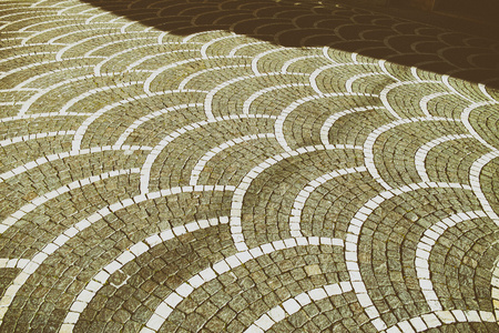 石头块地板铺装在城市的街道上照片