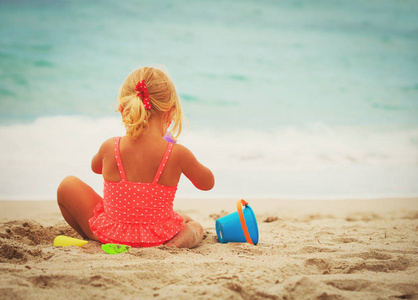 小女孩在沙滩上玩沙