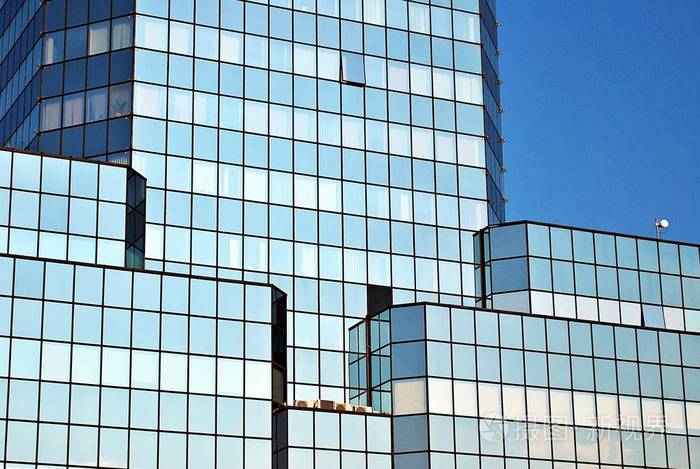 现代的建筑现代办公大楼与玻璃幕墙