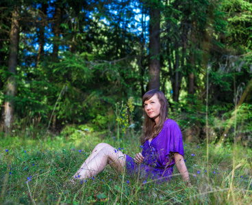 年轻的女子在一片草地