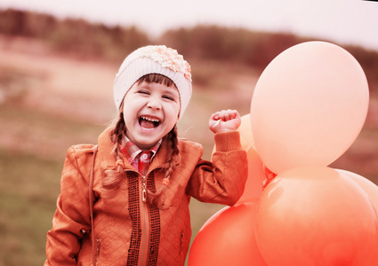 橙色气球户外快乐的女孩